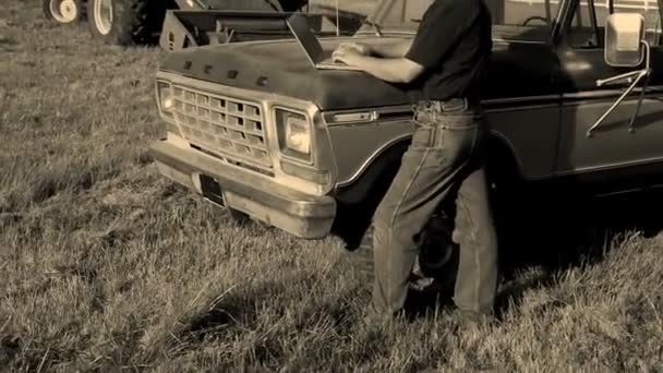 Agricultor usando computador portátil — Vídeo de Stock