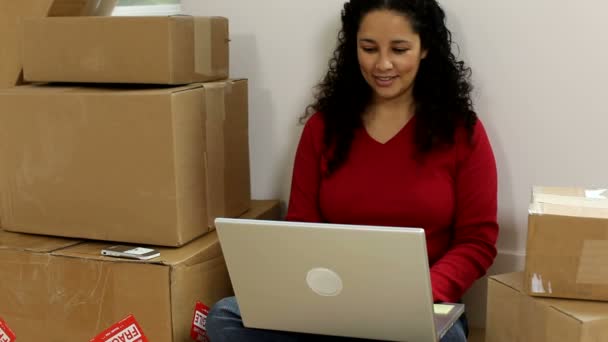 Mujer con ordenador portátil — Vídeos de Stock