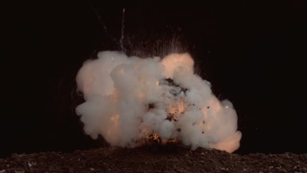 Feuerball explodiert im Dreck — Stockvideo