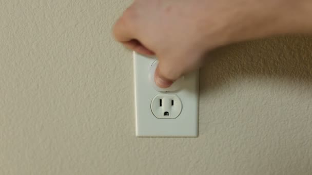 Man putting covers on outlet — Stock Video