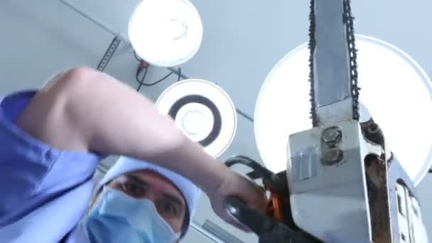 Crazy chirurg s motorovou pilou — Stock video