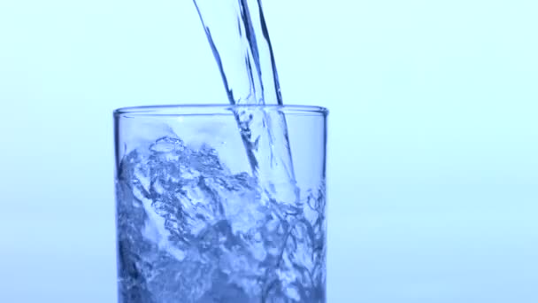 Víz öntése üvegbe — Stock videók