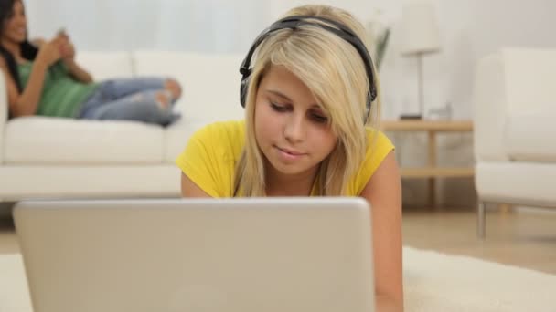 Menina adolescente com computador portátil — Vídeo de Stock