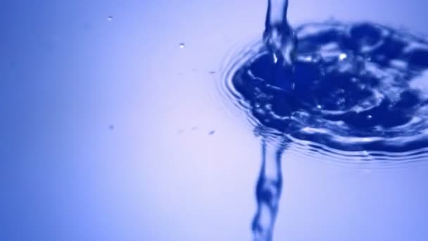 Water pouring closeup — Stock Video