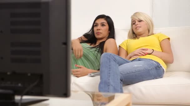 Chicas adolescentes viendo la televisión — Vídeo de stock