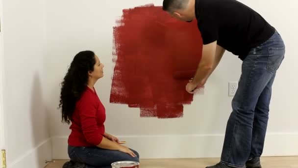 Pareja pintura pared — Vídeos de Stock