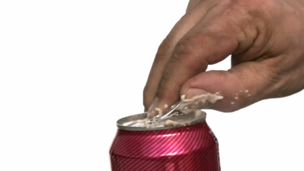 Lata de refresco de apertura manual — Vídeo de stock