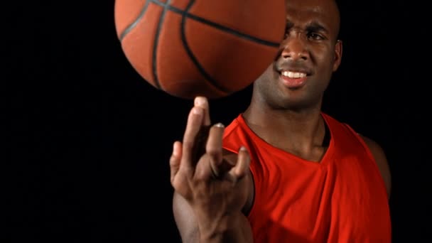 Jogador gira bola no dedo — Vídeo de Stock