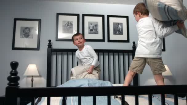 Los chicos tienen pelea de almohadas — Vídeo de stock