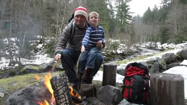 父亲和儿子的篝火 — 图库视频影像