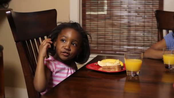 Girls eating breakfast — Stock Video