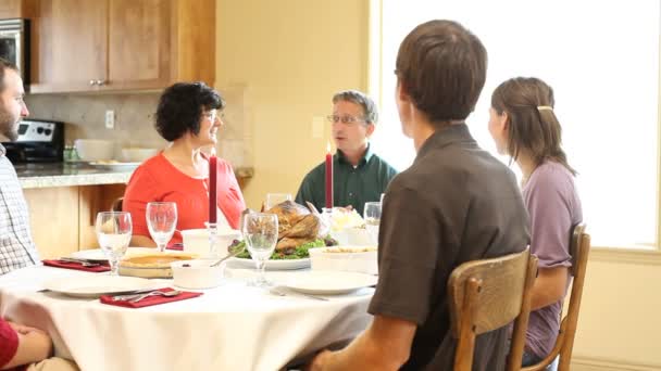 Familjen ber på Thanksgiving diner — Stockvideo