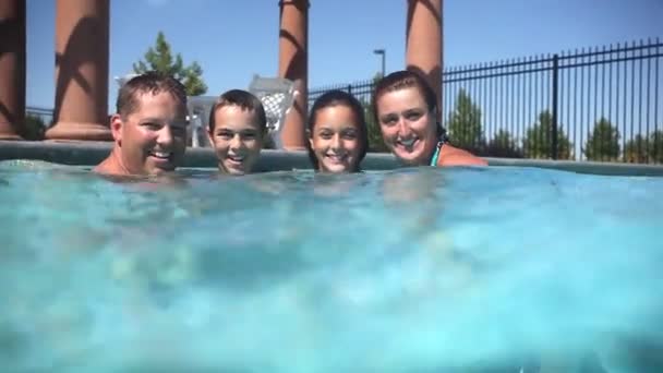 Família nadando na piscina — Vídeo de Stock