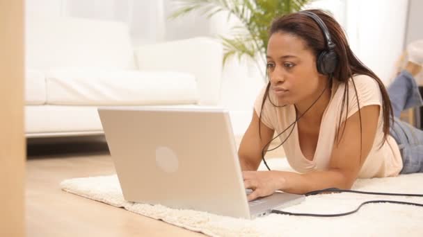 Жінка слухає музику — стокове відео