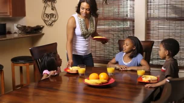 Madre sirviendo a sus hijos comida — Vídeo de stock