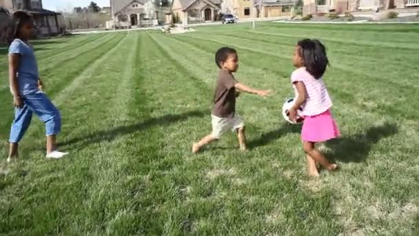 Frères et sœurs jouant au football — Video