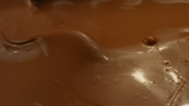 Verter chocolate derretido — Vídeo de stock