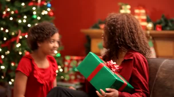 Niño dando regalo a la madre — Vídeos de Stock