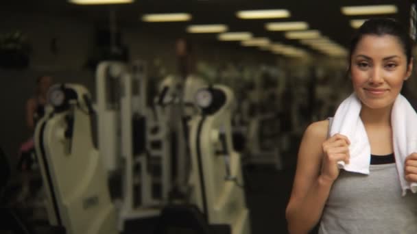 Retrato de una mujer en el gimnasio — Vídeos de Stock