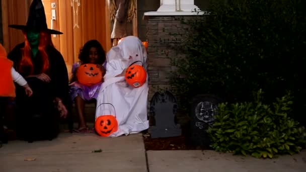 Gyerekek Halloween jelmezben