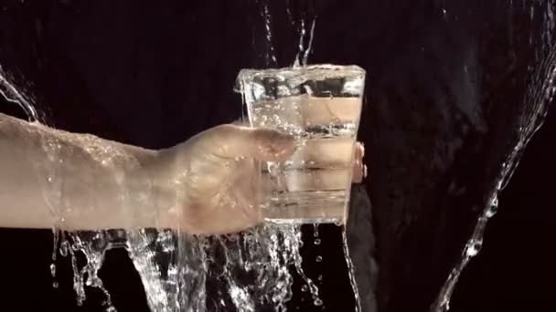 Hand met glas — Stockvideo