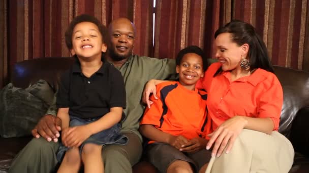 Portret rodziny w domu — Wideo stockowe
