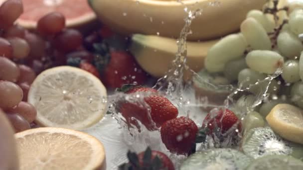 Fresas que caen en el agua — Vídeo de stock