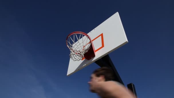 Tieners spelen basketbal — Stockvideo