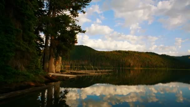Пейзаж озера и горы — стоковое видео