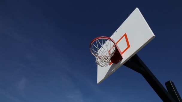 Adolescente menino slam dunks basquete — Vídeo de Stock
