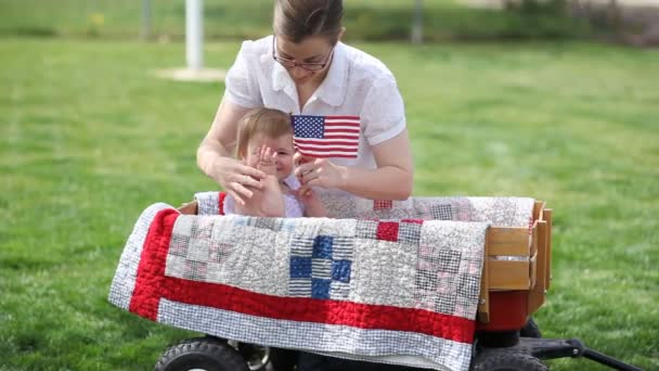 Family waving flag — Stock Video