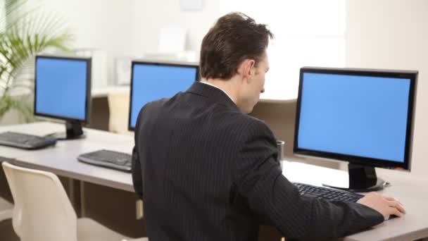 Man working at computer — Stock Video