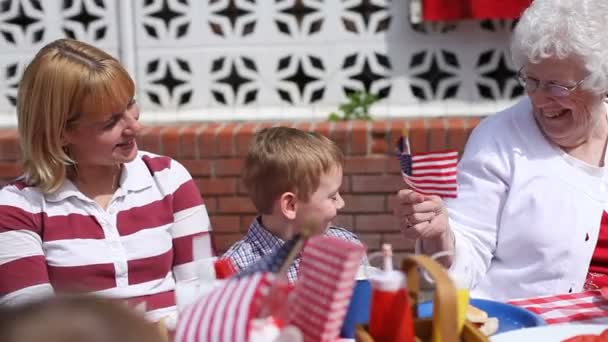 Oma schenkt Jungen Flagge — Stockvideo