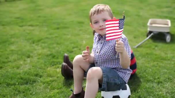 Junge schwenkt amerikanische Flagge — Stockvideo