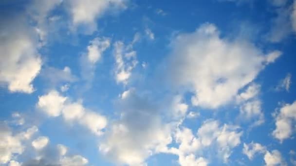 Céu nublado ao entardecer — Vídeo de Stock