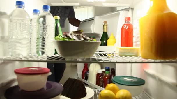 Mann öffnet Kühlschrank — Stockvideo