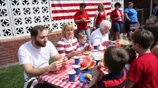 Familie eten barbecue — Stockvideo