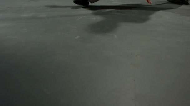 Брейк-дансер, вращающийся на полу — стоковое видео
