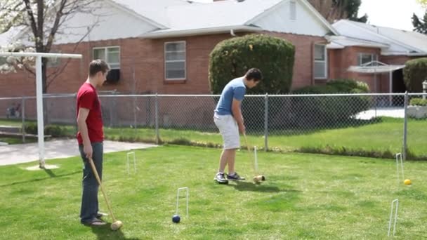 Vrienden spelen croquet — Stockvideo