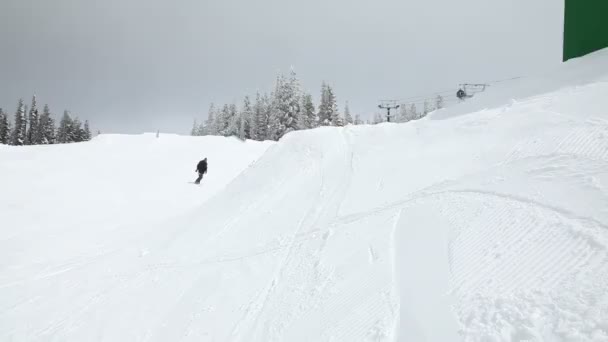 Snowboardista ve vysokých horách — Stock video