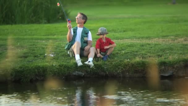 Pai e filho pesca — Vídeo de Stock