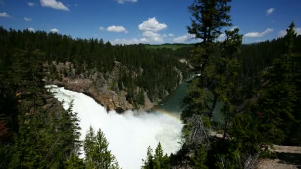 Wolken die bewegen over de rivier — Stockvideo