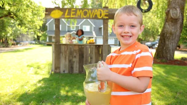 Niño con tarro de limonada — Vídeo de stock