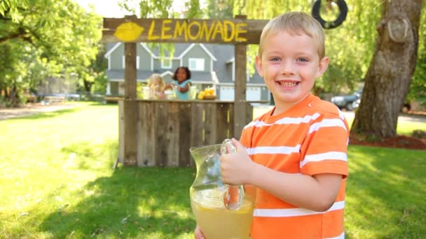 Menino com jarra de limonada — Vídeo de Stock