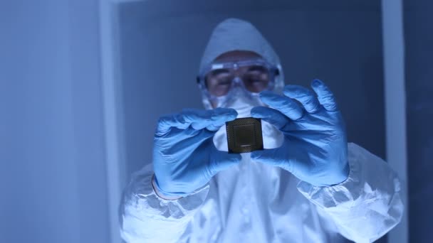 El hombre sostiene el microchip de la CPU del ordenador — Vídeos de Stock