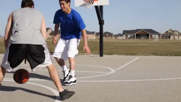 Adolescentes meninos slam dunks basquete — Vídeo de Stock