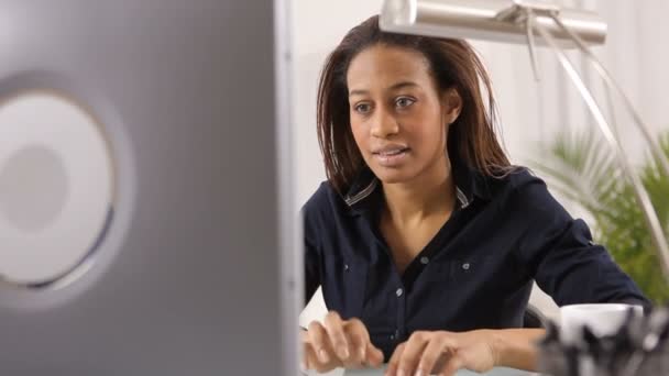O femeie se uită la calculator — Videoclip de stoc