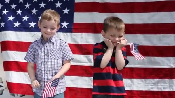 Meninos acenando bandeiras — Vídeo de Stock