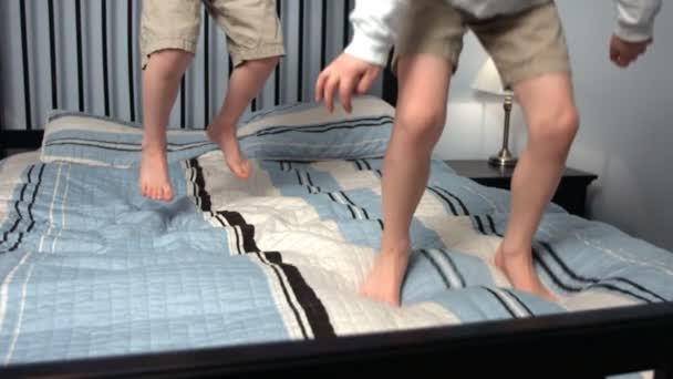 Jongens sprong op bed — Stockvideo