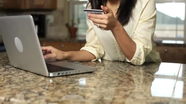 Mujer de compras en línea — Vídeos de Stock